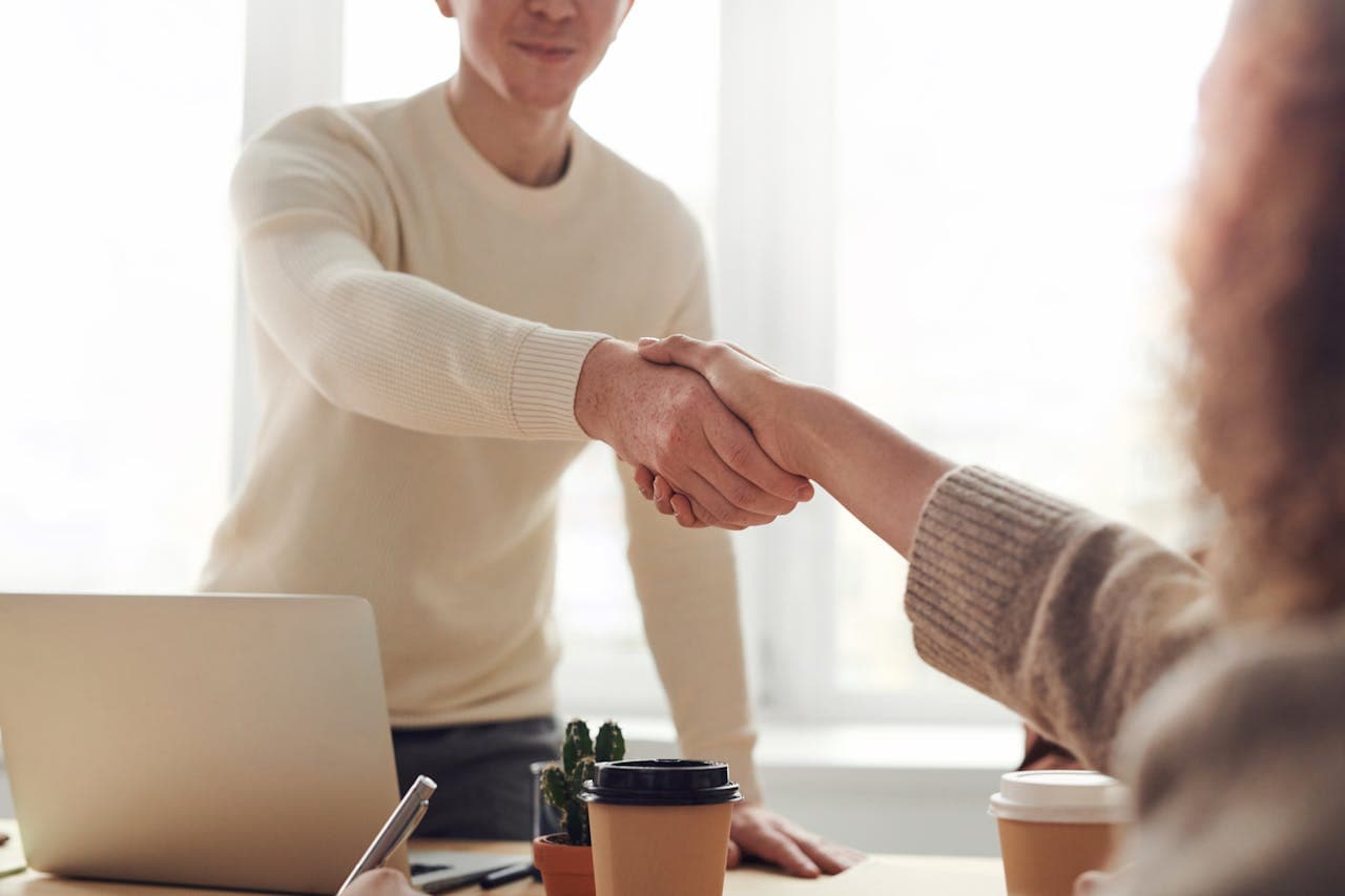 un professionnel des ressources humaines vérifie les mains d'une autre personne.