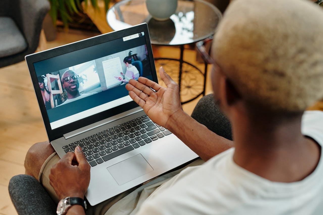 imagen de una reunión virtual mostrando transcripción en vivo en pantalla