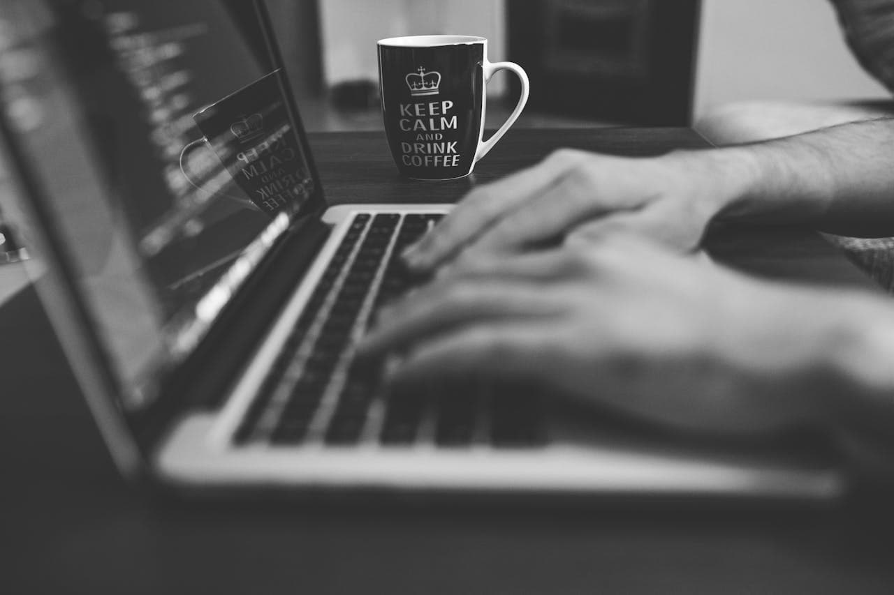 Person der Bruger Laptop Computer i Grå Skala med Undertekster